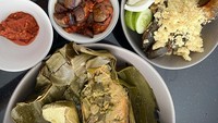 Makan, tulis chef Renatta di keterangan foto Twitter. Tampak ia menikmati menu rumahan seperti terong balado, lele goreng kremes, dan pepes tahu. Duh nikmat ya?