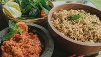 Ini adalah nasi tutug oncom favorit chef Renatta. Nasi tutug oncom kesukaan saya adalah yg buatan saya sendiri (ya iyalah 😑) hahhahahha kemangi jangan pelit!! Sama sangrai oncom sampe kering tanpa minyak dulu di panci anti lengket, katanya.