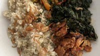 Pada kesempatan lain, wanita 28 tahun ini juga menunjukkan piring makannya. Ada olahan ayam mirip dan daun singkong yang tampak nikmat. 