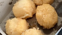 Siapa sangka chef Renatta juga doyan gorengan! Ia bilang dirinya adalah tim singkong saat memamerkan sekotak singkong goreng yang didapatnya.