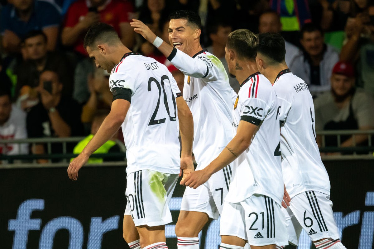 Senyum Bahagia Cristiano Ronaldo (Foto: Manchester United via Getty Imag/Ash Donelon)