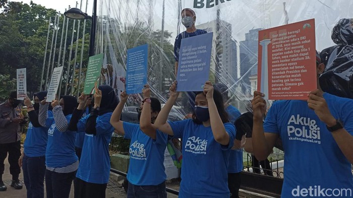 Demo polusi udara di Balai Kota Jakarta