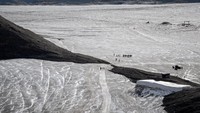 Pada 2012, ketebalan es di sana sekitar 15 meter. Kini, tanah di bawah lapisan es itu akan sepenuhnya muncul pada akhir September.