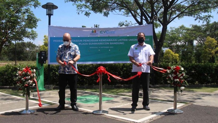 Dukung Penggunaan Mobil Listrik di Wilayah Bandung Mesin charger untuk kendaraan listrik terus dihadirkan di Bandung, Jawa Barat. Hal ini untuk mendukung program penggunaan kendaraan listrik di Indonesia.