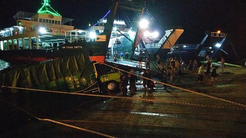 Proses evakuasi truk nyemplung di Pelabuhan Gilimanuk, Kamis (15/9/2022) malam