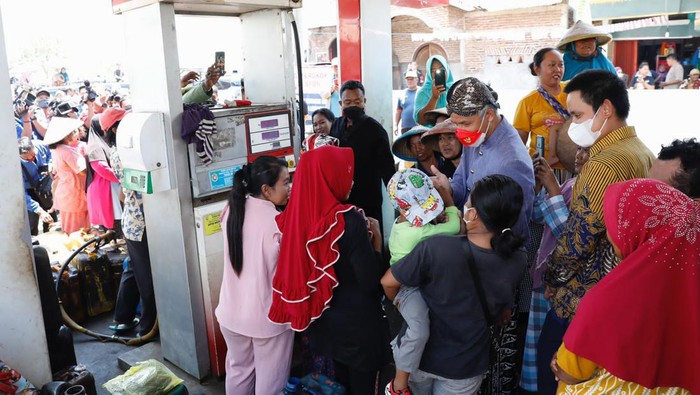 Ganjar pranowo bagikan subsidi solar ke nelayan Kendal.