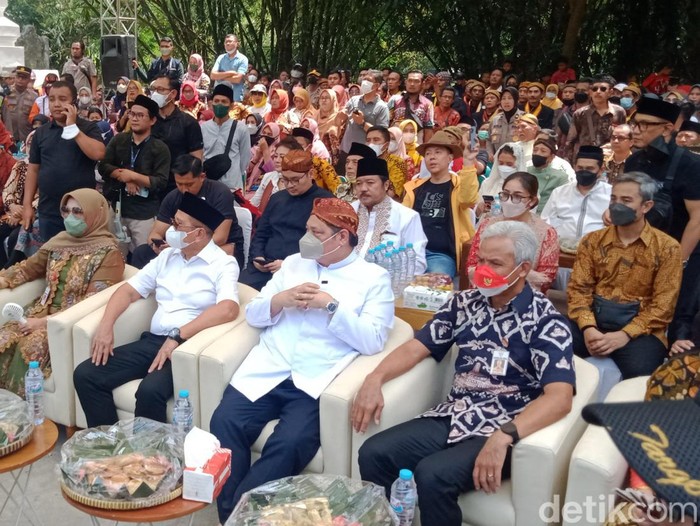 Ganjar Pranowo dan Airlangga Hartarto di acara sebaran Apem Yaqowiyu di Jatinom Klaten, Jumat (16/9/2022).