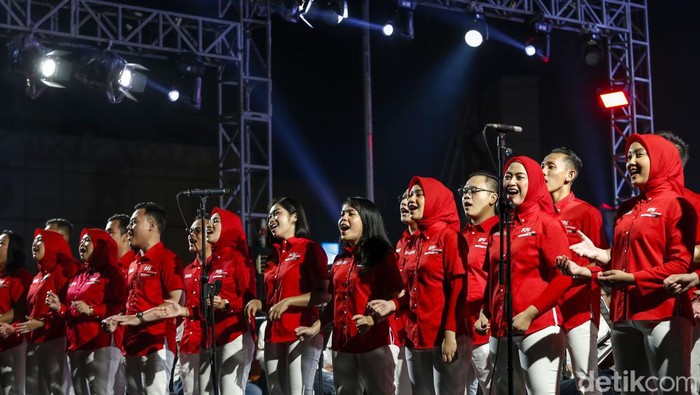 Komposer Addie MS bersama Twilite Orkestra tampil dalam ulang tahun ke 14 KAI Commuter yang berlangsung di Stasiun BNI Sudirman.