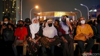 Tampak masyarakat sangat antusias dalam menyaksikan acara. tersebut.
