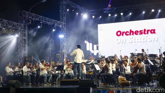 Harmoni Megah Lewat Orkestra di Stasiun Sudirman Komposer Addie MS bersama Twilite Orkestra tampil dalam ulang tahun ke 14 KAI Commuter yang berlangsung di Stasiun BNI Sudirman.