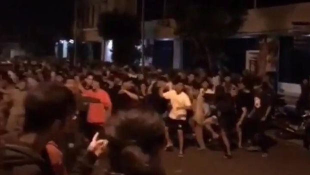 Heboh video mahasiswa ISI Jogja joget massal di tengah jalan pada malam hari.