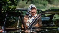 Ratu Elizabeth II saat masuk ke dalam mobil Vauxhall-nya usai menyaksikan pertunjukan kuda di Royal Windsor Horse Show, 15 Mei 1982. (David Levenson/Getty Images)