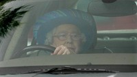 Ekspresi Ratu Inggris Elizabeth II yang fokus mengendarai mobil Jaguarnya saat mendatangi Final Piala Credit Suisse Royal Windsor di Guards Polo Club, Windsor, Inggris,24 Juni 2007. (Ben Stansall/Getty Images)