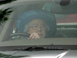 Lihat Lagi Hobi Nyetir Ratu Elizabeth II Meski Tak Punya SIM