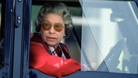 Foto Ratu Elizabeth ll mengendarai mobil Land Rover-nya di Windsor, Inggris, 16 Mei 1992. (Anwar Hussein/Getty Images)