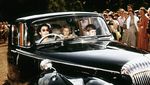 Lihat Lagi Hobi Nyetir Ratu Elizabeth II Meski Tak Punya SIM