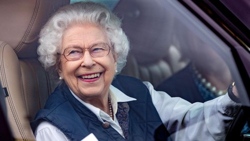 British Royal Queen Elizabeth II, wearing a headscarf and a waxed jacket, driving a Land Rover Defender at the Royal Windsor Horse Show, held at Windsor Home Park in Windsor, Berkshire, England, 12th May 1989. (Photo by Tim Graham Photo Library via Getty Images)