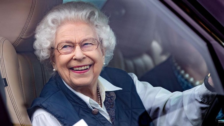 Hobi Nyetir Ratu Elizabeth II British Royal Queen Elizabeth II, wearing a headscarf and a waxed jacket, driving a Land Rover Defender at the Royal Windsor Horse Show, held at Windsor Home Park in Windsor, Berkshire, England, 12th May 1989. (Photo by Tim Graham Photo Library via Getty Images)