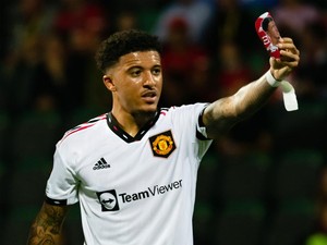 Top! Sancho Rayakan Gol dengan Deker Pemberian Bocil
