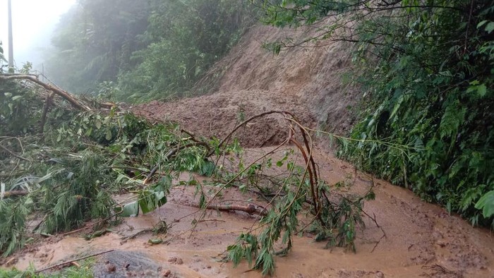 Tertimbun Longsor Jalan Alternatif Pangandaran Tasik Terputus 6054