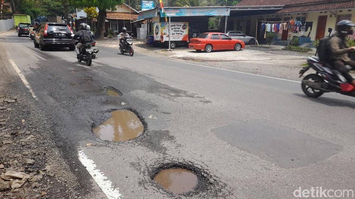 Jalan berlubang di Sumedang