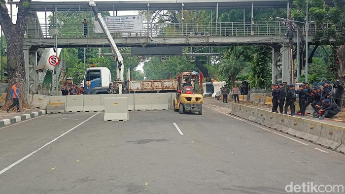 Jalan Merdeka Barat Ditutup Jelang Demo Tolak BBM Naik