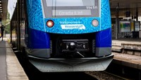 Kereta berhenti di stasiun. Perdana Menteri Negara Bagian Niedersachsen Stephan Weil mengatakan proyek bernilai 93 juta euro sekitar Rp1.5 triliun adalah contoh yang sangat baik untuk upaya Niedersachsen untuk membuat ekonominya lebih hijau.