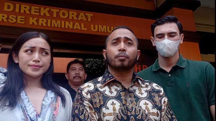 Jessica Iskandar bersama suami dan kuasa hukumnya memberikan keterangan kepada wartawan usai memenuhi panggilan dari Polda Bali.