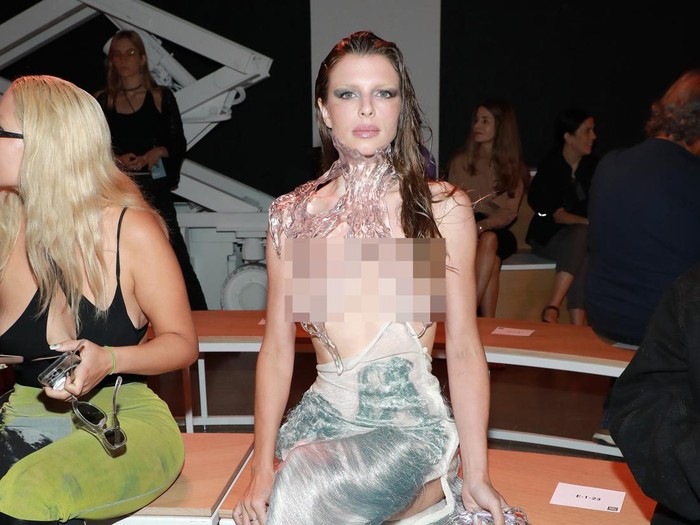 Julia Fox Jadi Duyung NEW YORK, NEW YORK - SEPTEMBER 13: Julia Fox attends the Parsons MFA Student Show during September 2022 New York Fashion Week: The Shows at Gallery at Spring Studios on September 13, 2022 in New York City. (Photo by Jason Mendez/Getty Images for NYFW: The Shows)