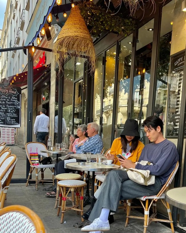 Menurut pemilik akun Weibo @ixww_99, Shin Min Ah dan Kim Woo Bin benar-benar menikmati waktu berdua hingga tak terpikir untuk mengambil foto dengan ponselnya. Selain itu keduanya juga tidak berdandan. Foto: dok. Weibo @ixww_99