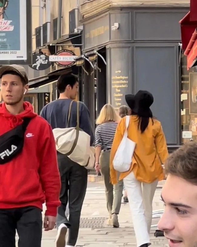 Penampilan pasangan artis Korea itu terlihat sederhana. Shin Min Ah memakai kaos putih yang dipadukan dengan kemeja warna kuning dan bucket hat hitam. Sedangkan Kim Woo Bin memakai kaos panjang berwarna biru dan celana jeans. Foto: dok. Weibo @ixww_99