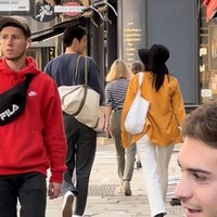 Penampilan pasangan artis Korea itu terlihat sederhana. Shin Min Ah memakai kaos putih yang dipadukan dengan kemeja warna kuning dan bucket hat hitam. Sedangkan Kim Woo Bin memakai kaos panjang berwarna biru dan celana jeans. Foto: dok. Weibo @ixww_99