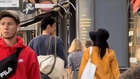 Penampilan pasangan artis Korea itu terlihat sederhana. Shin Min Ah memakai kaos putih yang dipadukan dengan kemeja warna kuning dan bucket hat hitam. Sedangkan Kim Woo Bin memakai kaos panjang berwarna biru dan celana jeans. Foto: dok. Weibo @ixww_99