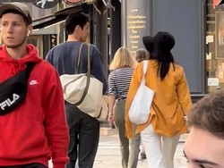 Penampilan pasangan artis Korea itu terlihat sederhana. Shin Min Ah memakai kaos putih yang dipadukan dengan kemeja warna kuning dan bucket hat hitam. Sedangkan Kim Woo Bin memakai kaos panjang berwarna biru dan celana jeans. Foto: dok. Weibo @ixww_99