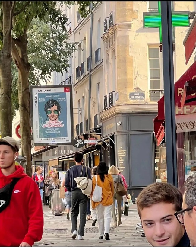 Shin Min Ah dan Kim Woo Bin juga tidak terganggu meskipun dikenali. Sang aktor justru melambaikan tangan kepada pemilik akun Weibo @ixww_99 sebelum pergi. Foto: dok. Weibo @ixww_99