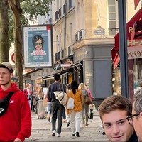 Shin Min Ah dan Kim Woo Bin juga tidak terganggu meskipun dikenali. Sang aktor justru melambaikan tangan kepada pemilik akun Weibo @ixww_99 sebelum pergi. Foto: dok. Weibo @ixww_99