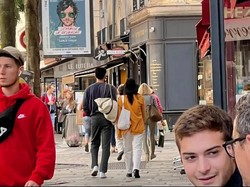 Shin Min Ah dan Kim Woo Bin juga tidak terganggu meskipun dikenali. Sang aktor justru melambaikan tangan kepada pemilik akun Weibo @ixww_99 sebelum pergi. Foto: dok. Weibo @ixww_99