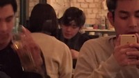 Sebelumnya pada 2017, Kim Woo Bin dan Shin Min Ah terungkap kencan karena foto yang dibagikan blogger Thailand saat liburan ke Korea Selatan. Dia berpapasan dengan pasangan itu di sebuah restoran Korea mewah di kawasan Hannam, Seoul. Foto: dok. Facebook apaigunter
