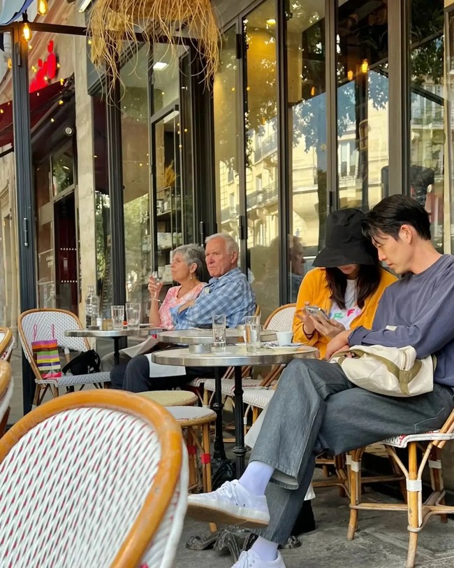 Seorang netizen Cina baru-baru ini berpapasan dengan Shin Min Ah dan Kim Woo Bin di sebuah cafe di Paris. Pasangan artis Korea itu terungkap sedang menghabiskan waktu liburan bersama. Foto: dok. Weibo @ixww_99
