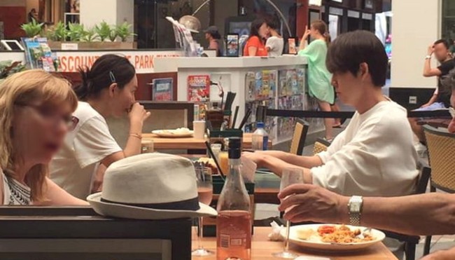Dan pada 2019, Kim Woo Bin dan Shin Min Ah menikmati momen tahun baru bersama dengan berlibur ke Australia. Seorang warga lokal melihat pasangan itu saat makan siang dan memakai baju serasi. Foto: Twitter