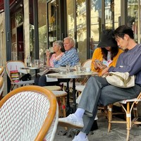 Seorang netizen Cina baru-baru ini berpapasan dengan Shin Min Ah dan Kim Woo Bin di sebuah cafe di Paris. Pasangan artis Korea itu terungkap sedang menghabiskan waktu liburan bersama. Foto: dok. Weibo @ixww_99