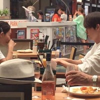 Dan pada 2019, Kim Woo Bin dan Shin Min Ah menikmati momen tahun baru bersama dengan berlibur ke Australia. Seorang warga lokal melihat pasangan itu saat makan siang dan memakai baju serasi. Foto: Twitter