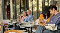 Seorang netizen Cina baru-baru ini berpapasan dengan Shin Min Ah dan Kim Woo Bin di sebuah cafe di Paris. Pasangan artis Korea itu terungkap sedang menghabiskan waktu liburan bersama. Foto: dok. Weibo @ixww_99