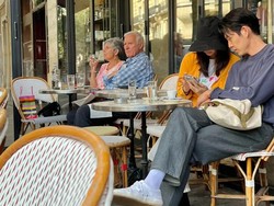 Seorang netizen Cina baru-baru ini berpapasan dengan Shin Min Ah dan Kim Woo Bin di sebuah cafe di Paris. Pasangan artis Korea itu terungkap sedang menghabiskan waktu liburan bersama. Foto: dok. Weibo @ixww_99