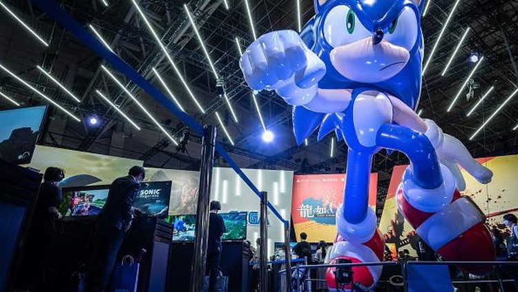 Visitors play video games at the Tokyo Game Show in Chiba prefecture on September 15, 2022. (Photo by Yuichi YAMAZAKI / AFP) (Photo by YUICHI YAMAZAKI/AFP via Getty Images)