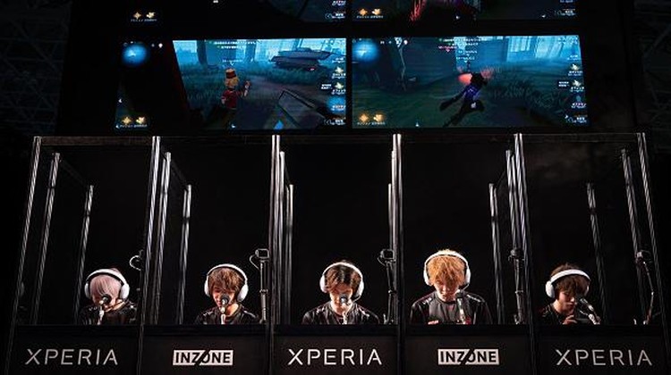 Keseruan Tokyo Game Show 2022, Surganya Para Gamers Visitors play video games at the Tokyo Game Show in Chiba prefecture on September 15, 2022. (Photo by Yuichi YAMAZAKI / AFP) (Photo by YUICHI YAMAZAKI/AFP via Getty Images)