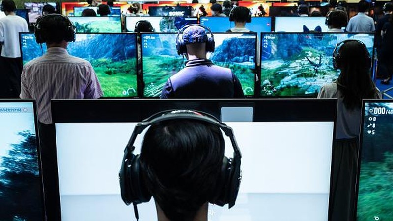 Visitors play video games at the Tokyo Game Show in Chiba prefecture on September 15, 2022. (Photo by Yuichi YAMAZAKI / AFP) (Photo by YUICHI YAMAZAKI/AFP via Getty Images)