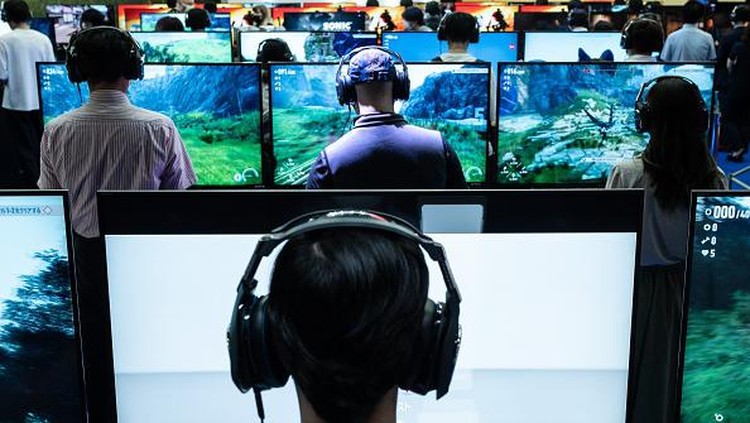 Keseruan Tokyo Game Show 2022, Surganya Para Gamers Visitors play video games at the Tokyo Game Show in Chiba prefecture on September 15, 2022. (Photo by Yuichi YAMAZAKI / AFP) (Photo by YUICHI YAMAZAKI/AFP via Getty Images)