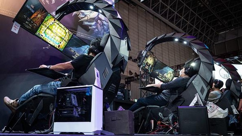 Visitors play video games at the Tokyo Game Show in Chiba prefecture on September 15, 2022. (Photo by Yuichi YAMAZAKI / AFP) (Photo by YUICHI YAMAZAKI/AFP via Getty Images)