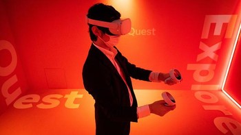 Salah satu pengunjung mencoba permainan virtual reality. Jepang diketahui sebagai basis perusahaan game global dan besar di dunia.   